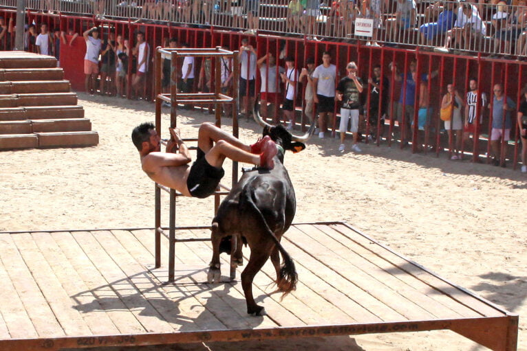 Un joven esquiva a un toro durante la sesión de la mañana (archivo)