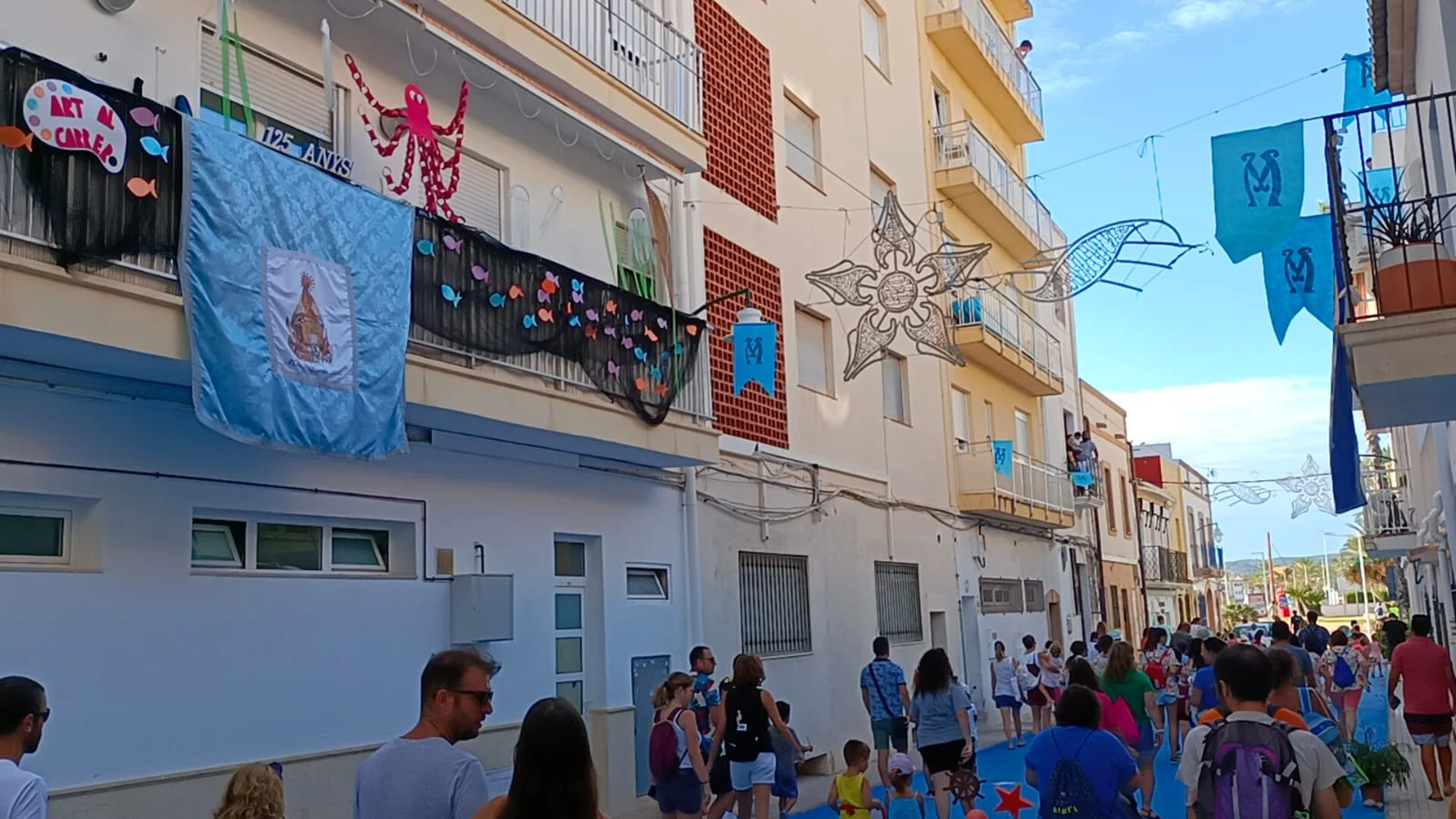 Balcón engalanado en las fiestas de Loreto