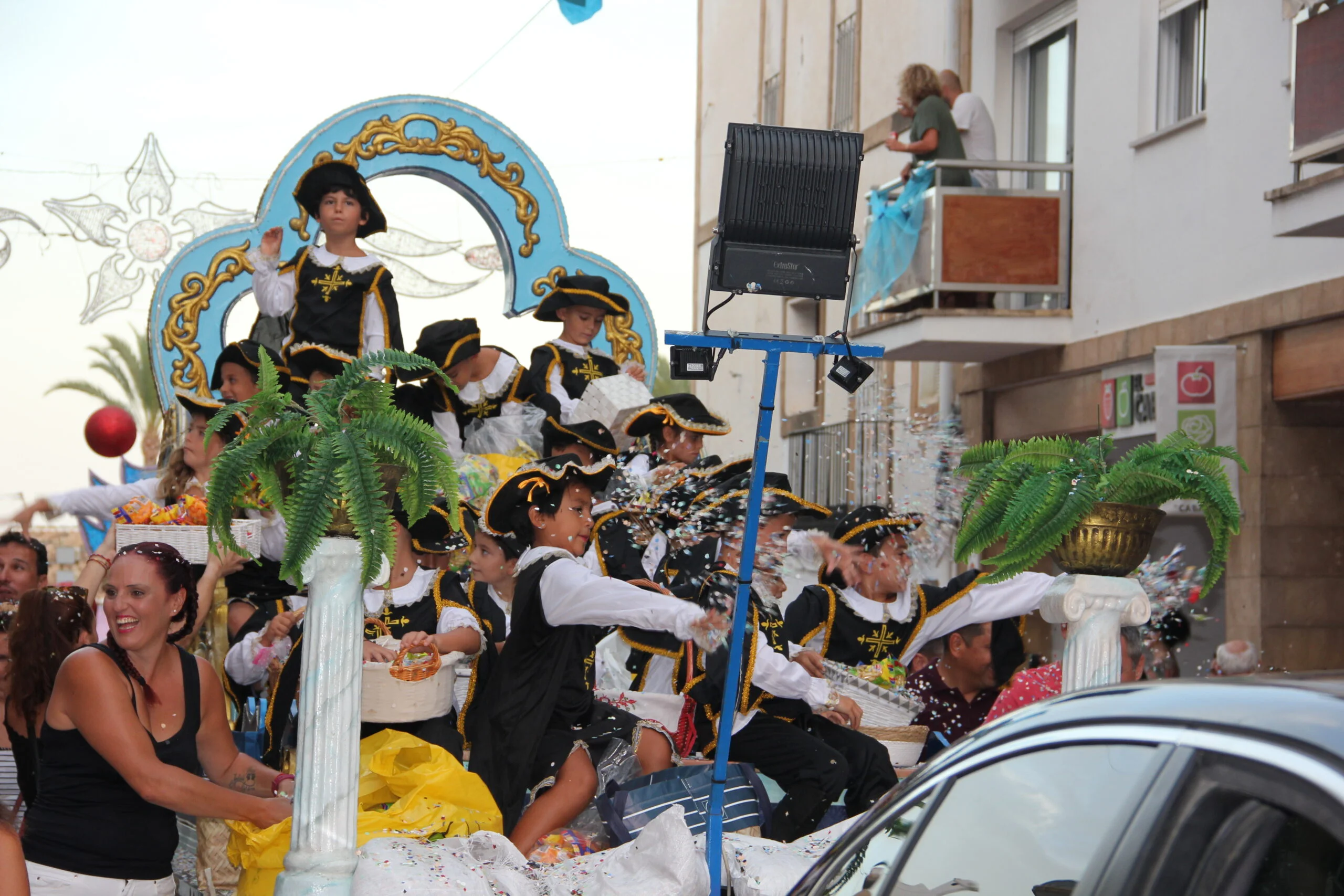 Niños en la cabalgata de Carrozas Fiestas de Loreto 2022