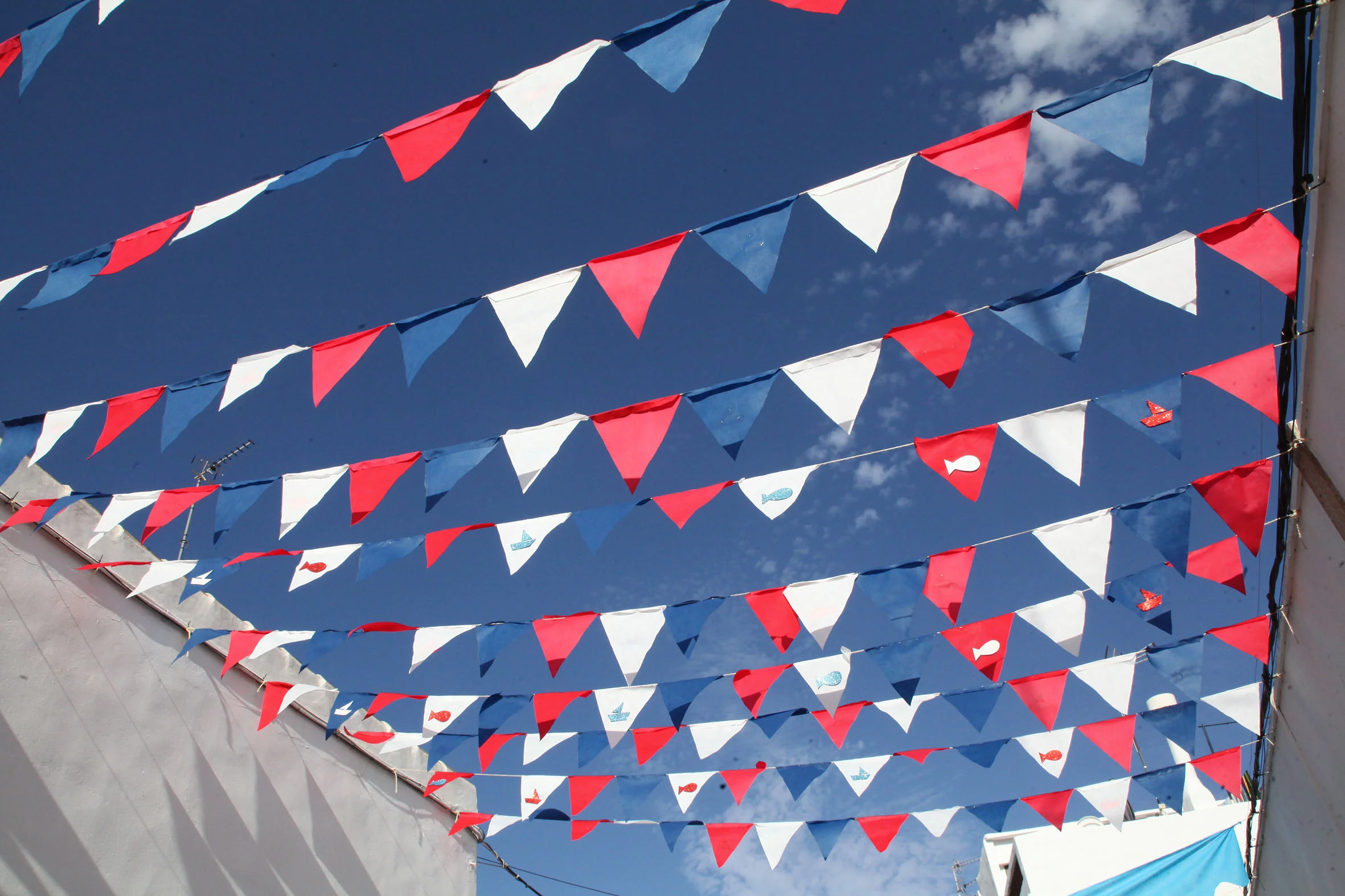 Calles y balcones engalanados por las fiestas de Loreto 2022 (10)