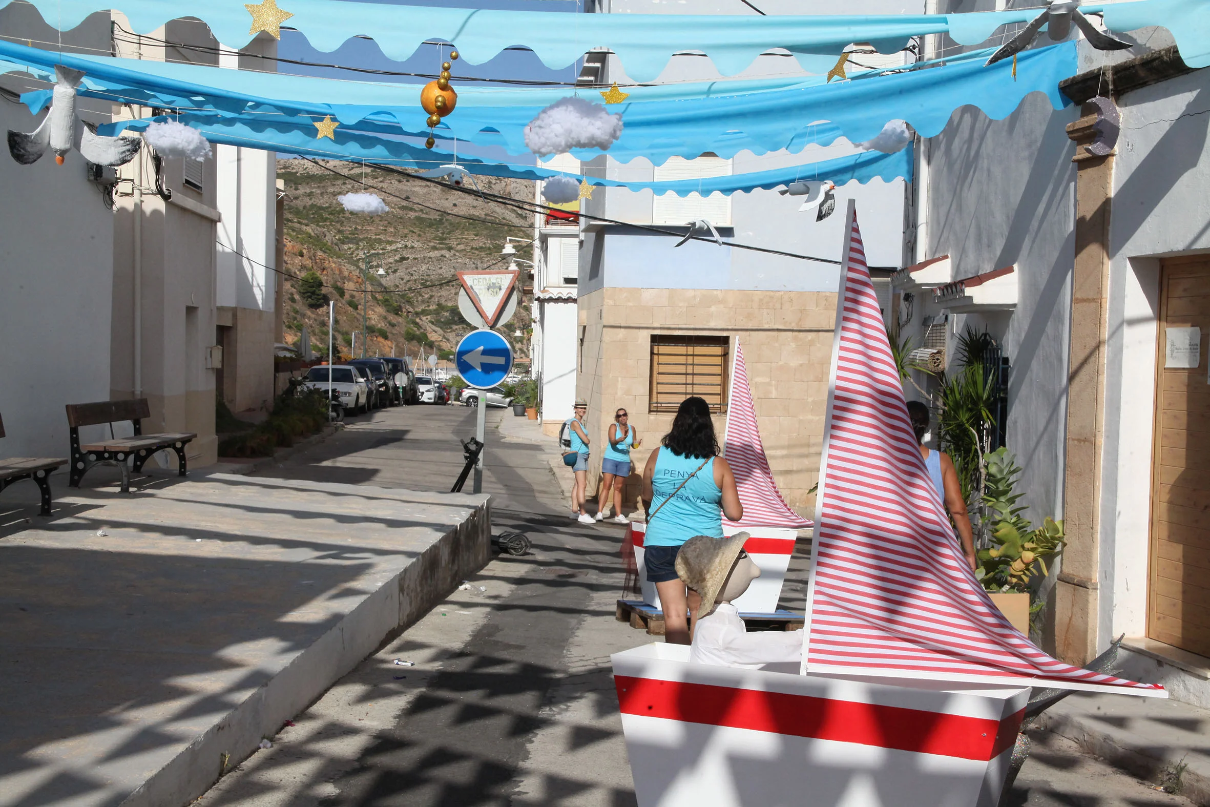 Calles y balcones engalanados por las fiestas de Loreto 2022 (11)