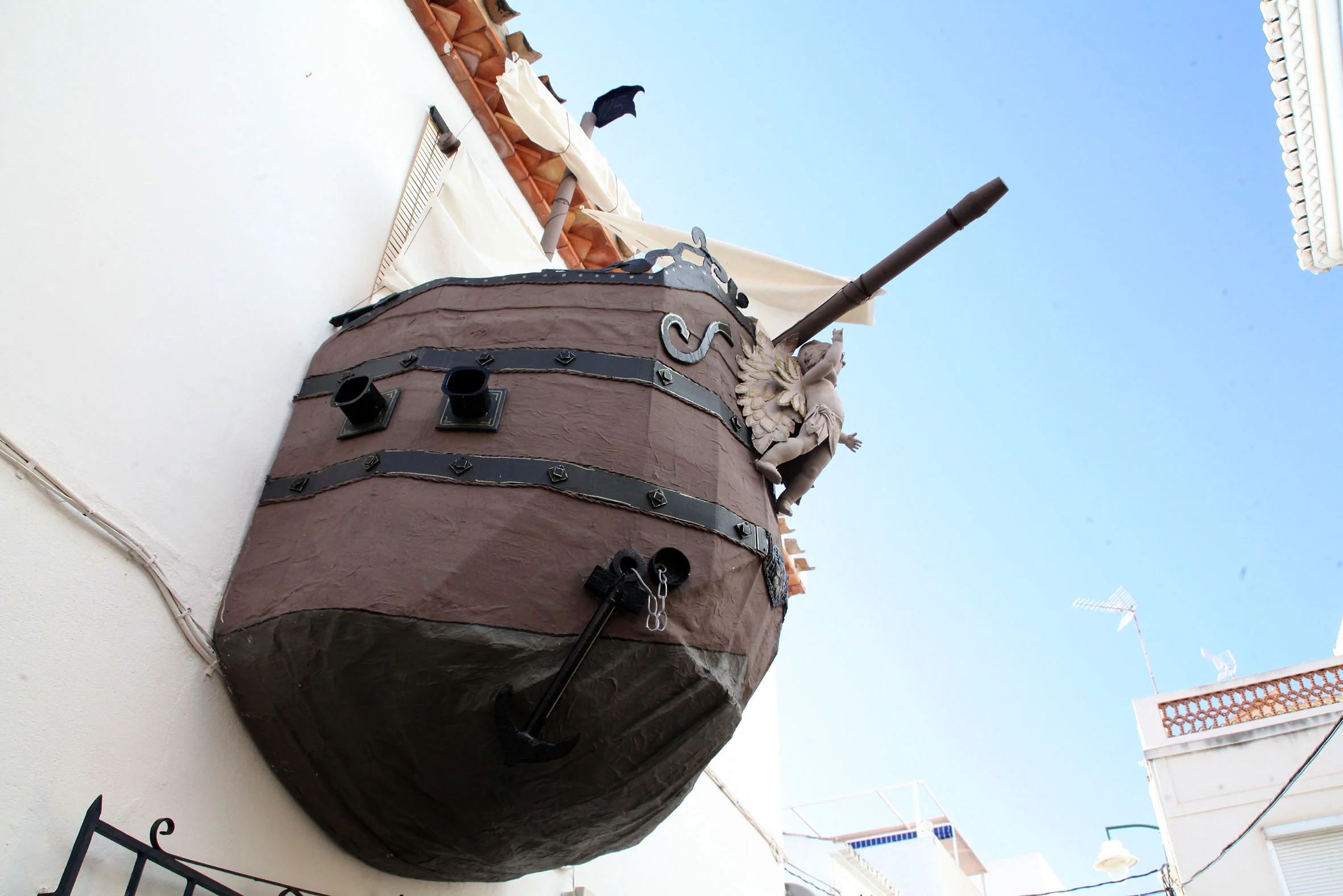 Diseño de un barco pirata en uno de los balcones