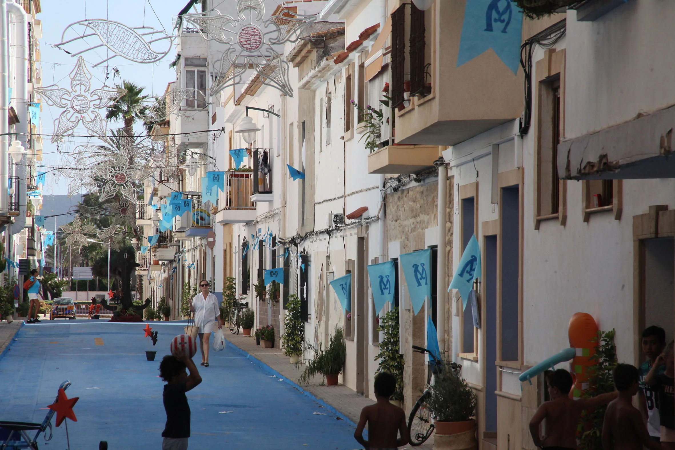 Calles y balcones engalanados por las fiestas de Loreto 2022 (2)