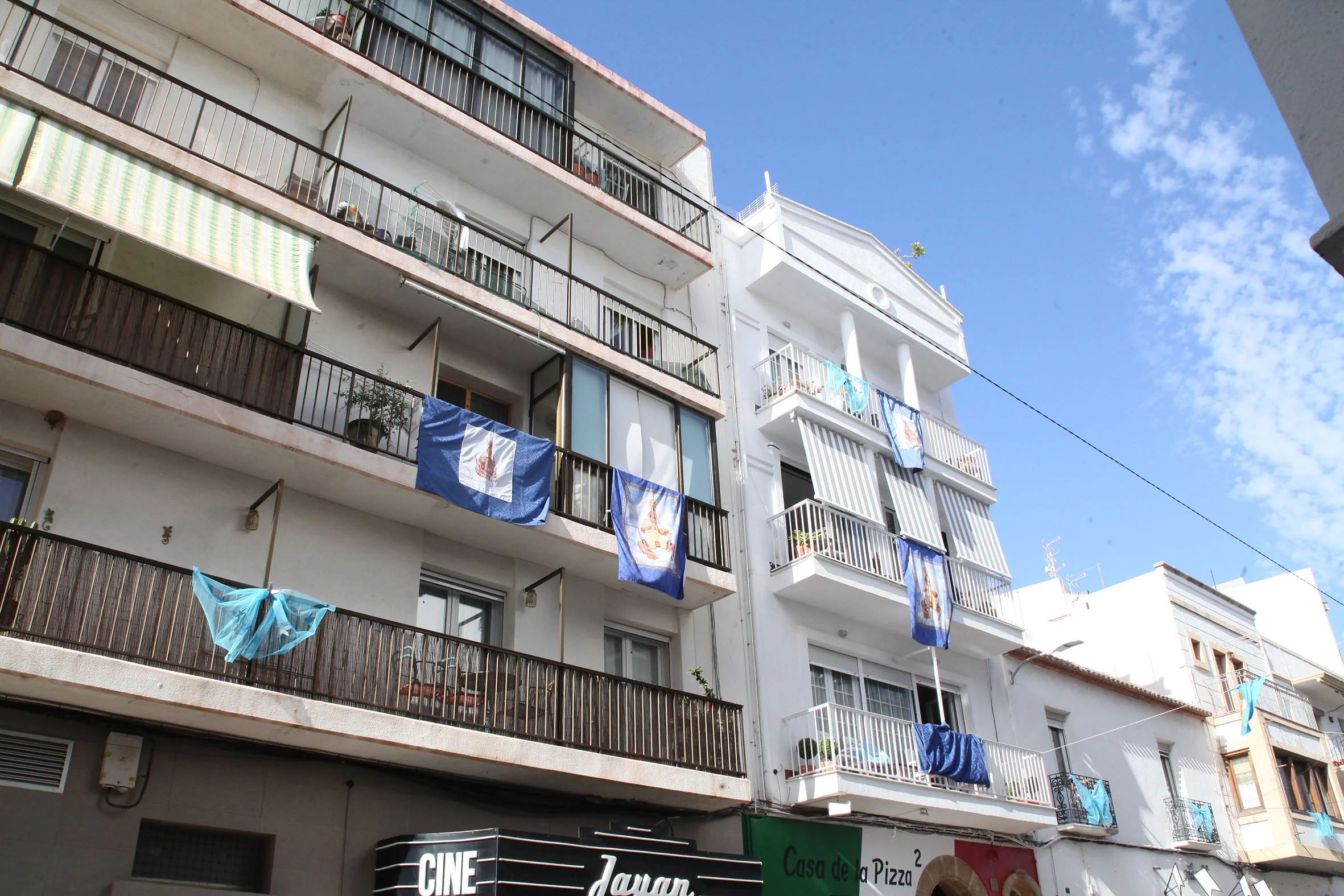 Calles y balcones engalanados por las fiestas de Loreto 2022 (4)