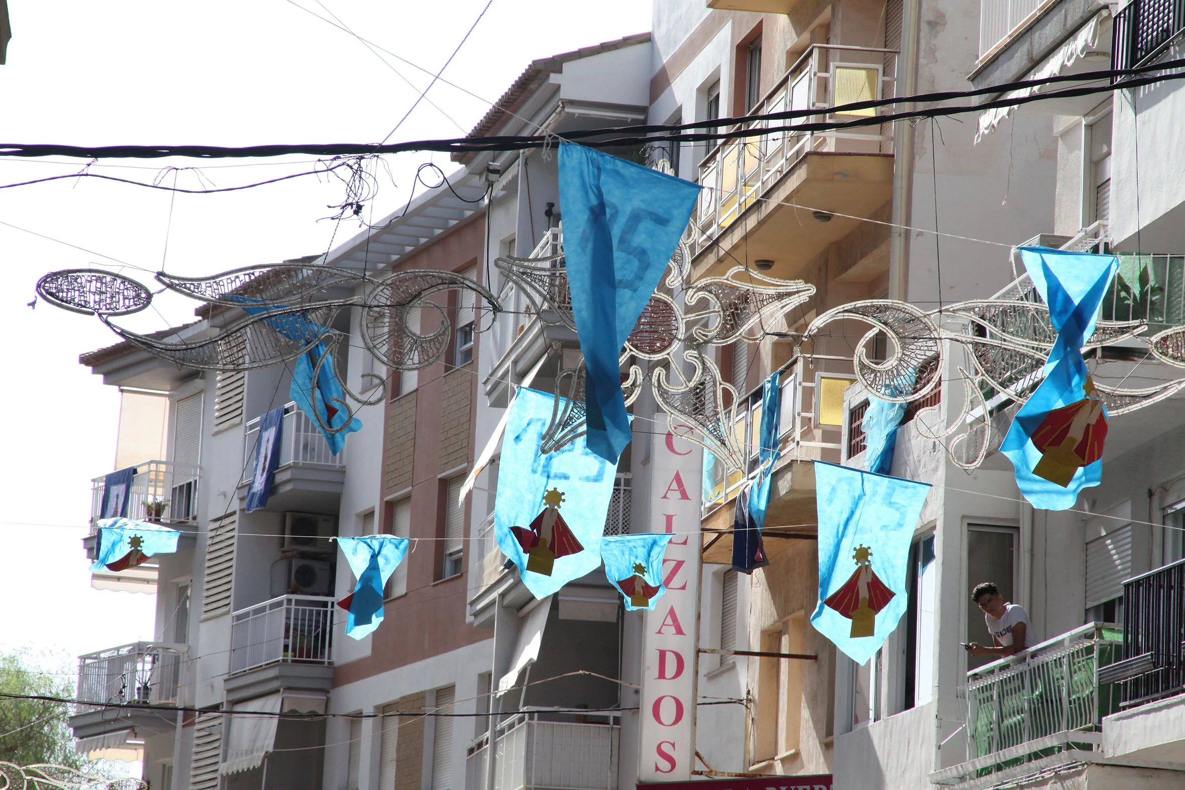 Calles y balcones engalanados por las fiestas de Loreto 2022 (6)