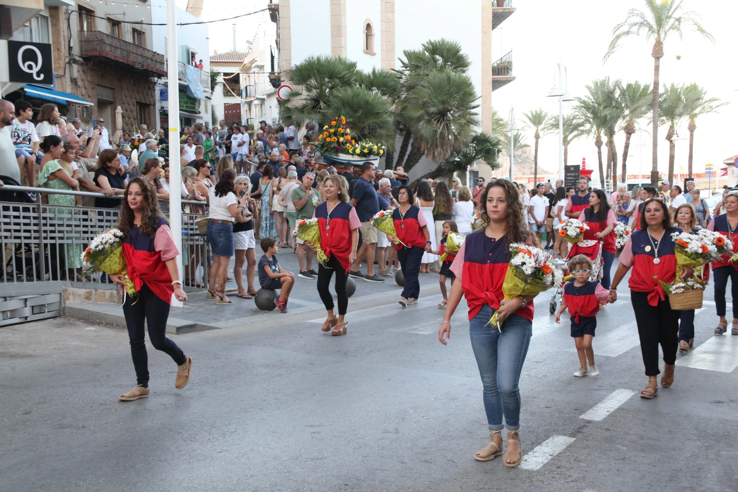 Peña y público en la ofrenda de flores a la Virgen de Loreto 2022