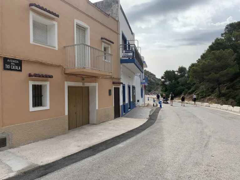 Avenida Tío Catalá que da acceso a la Cala Granadella