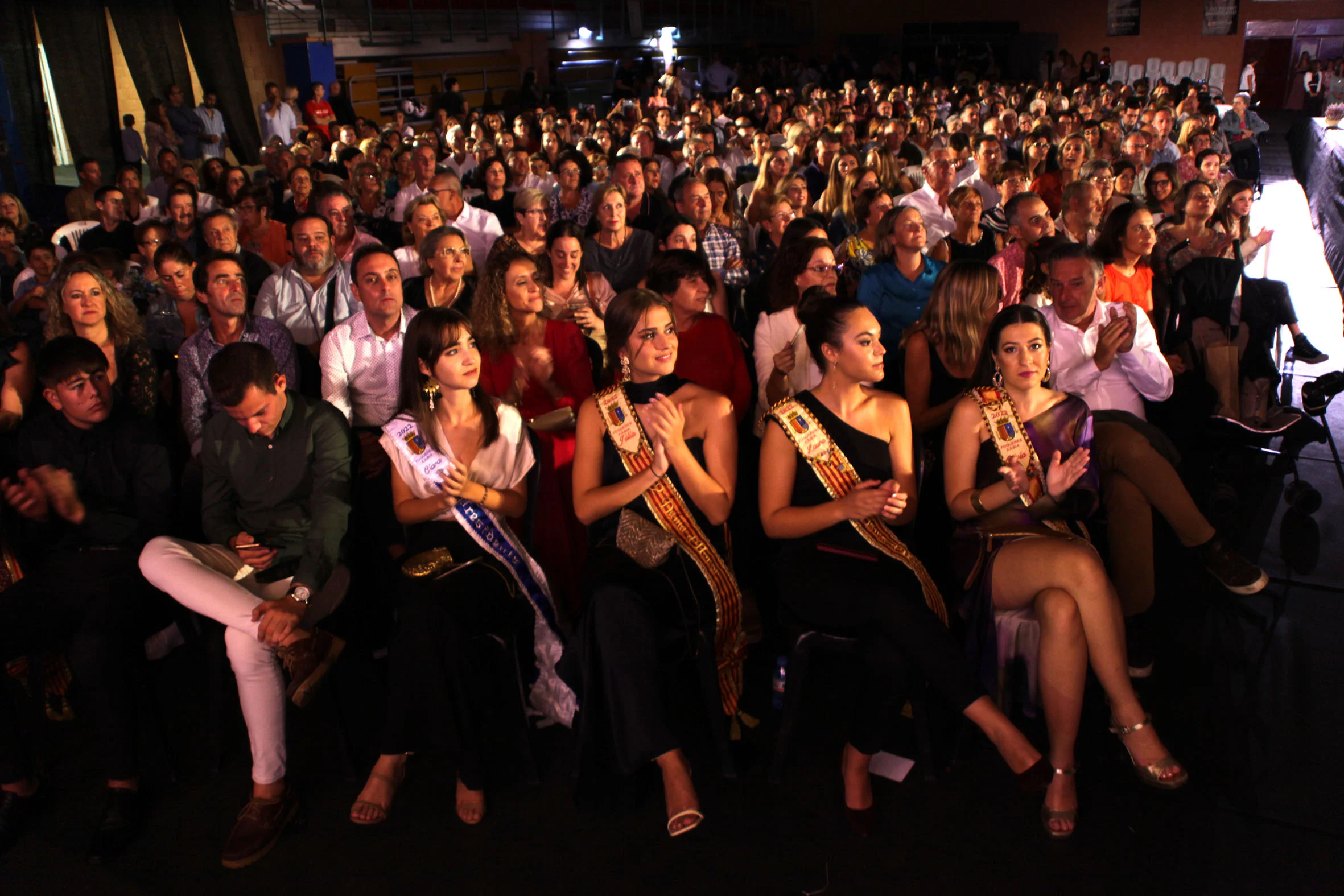 Cargos de 2022 y público en el acto de la Elección de reinas, damas y presidentes 2023