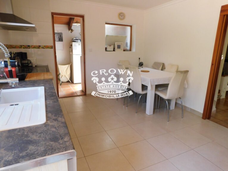 Cocina de la propiedad en venta con Crown Properties