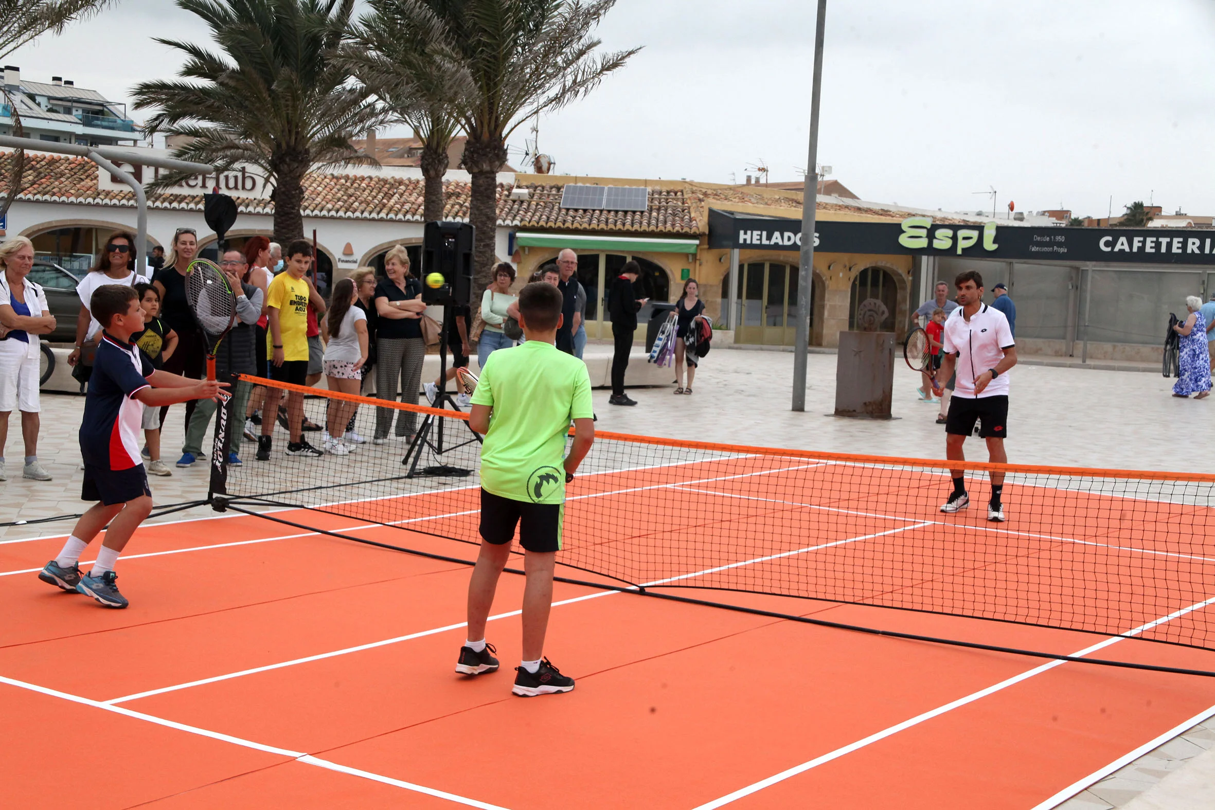 David Ferrer y Feliciano López pilotean con los niños en Xàbia (20)