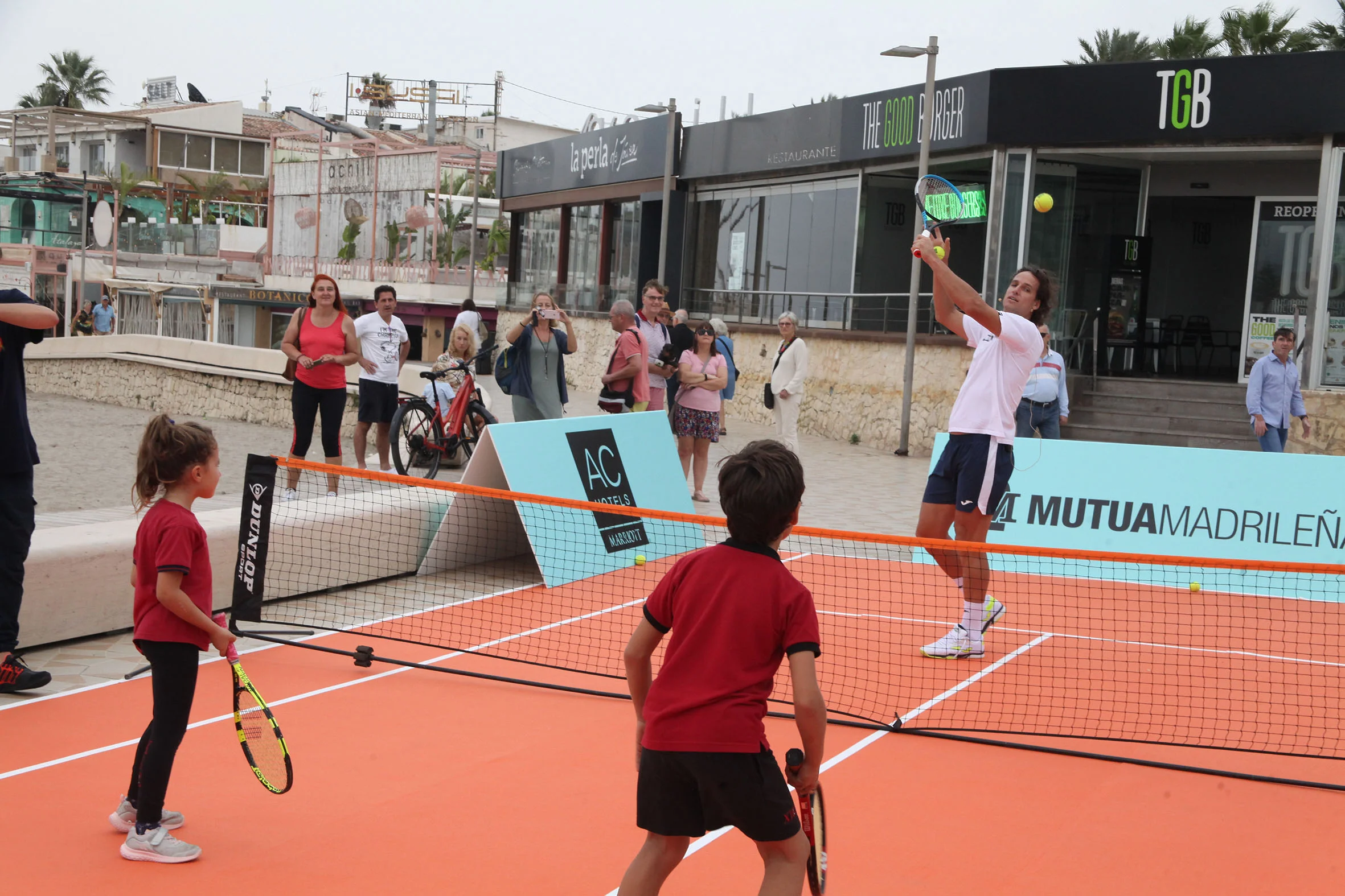 David Ferrer y Feliciano López pilotean con los niños en Xàbia (27)