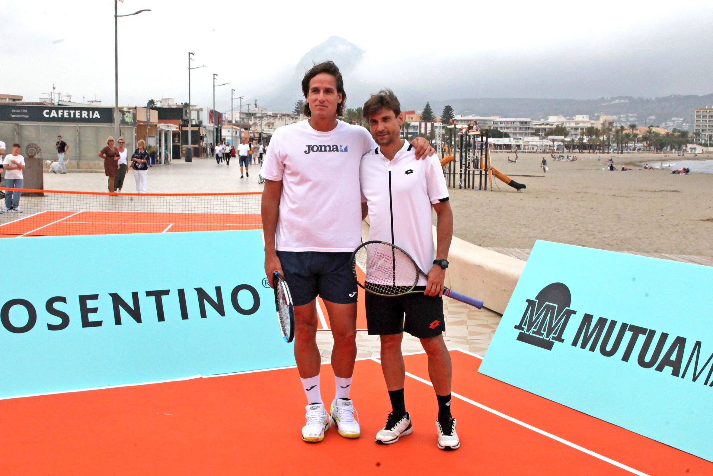 David Ferrer y Feliciano López pilotean con los niños en Xàbia (4)