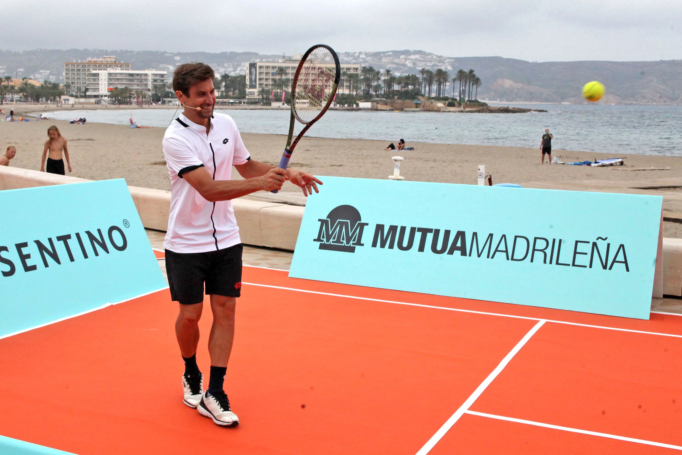 David Ferrer y Feliciano López pilotean con los niños en Xàbia (8)