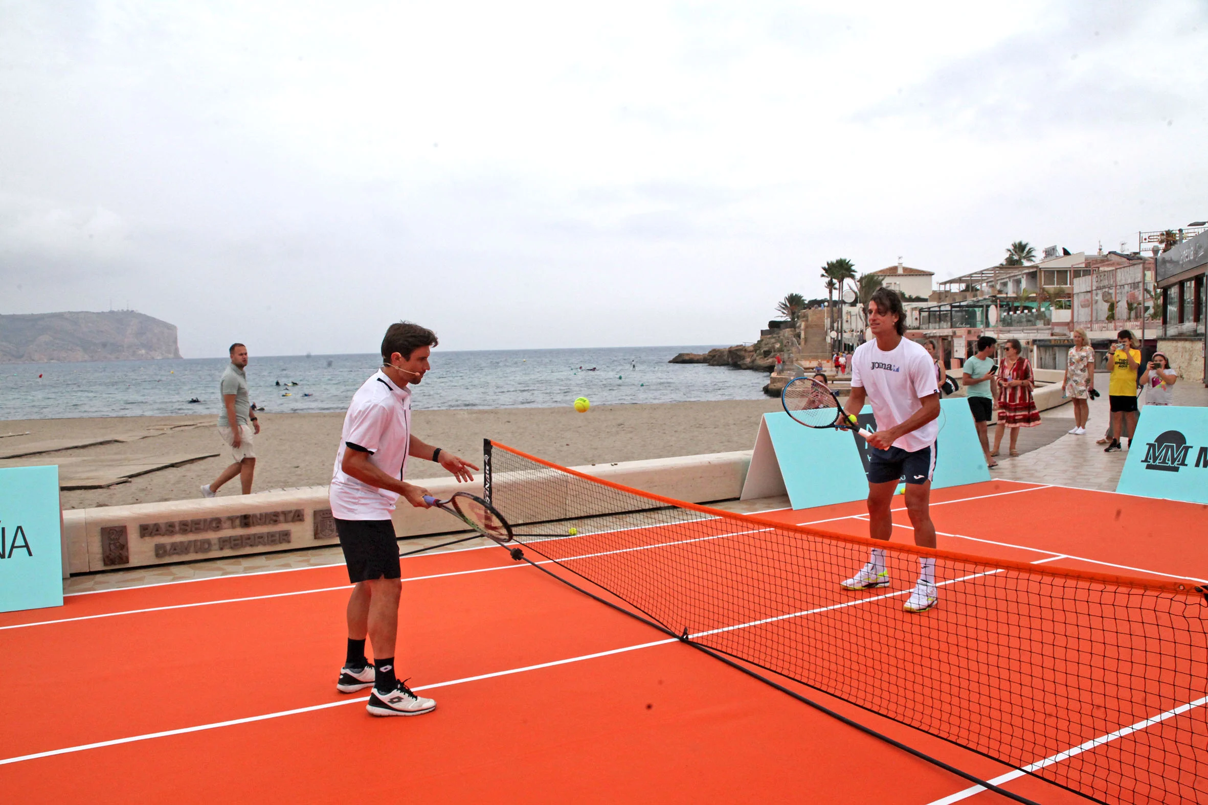 David Ferrer y Feliciano López pilotean con los niños en Xàbia (9)