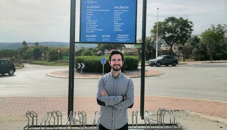 Enrique Escrivá, portavoz de Cs en el Ayuntamiento de Xàbia, en la parada del bus