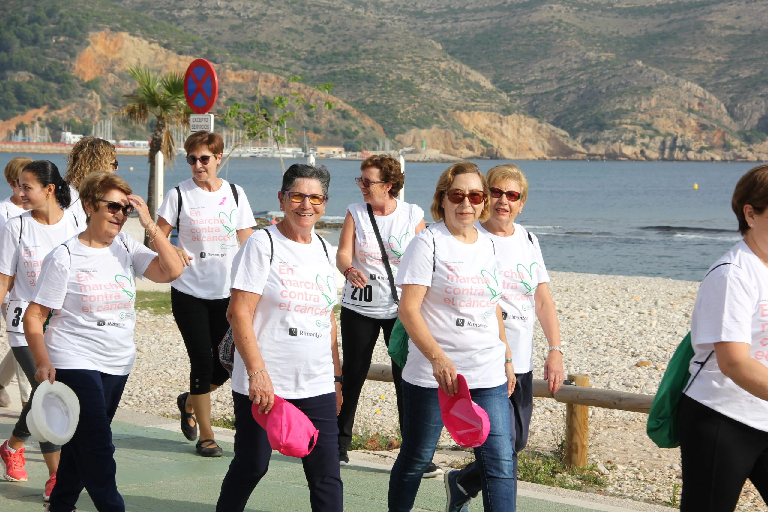 Multitudinaria Marcha contra el cáncer en Xàbia 2022 (17)