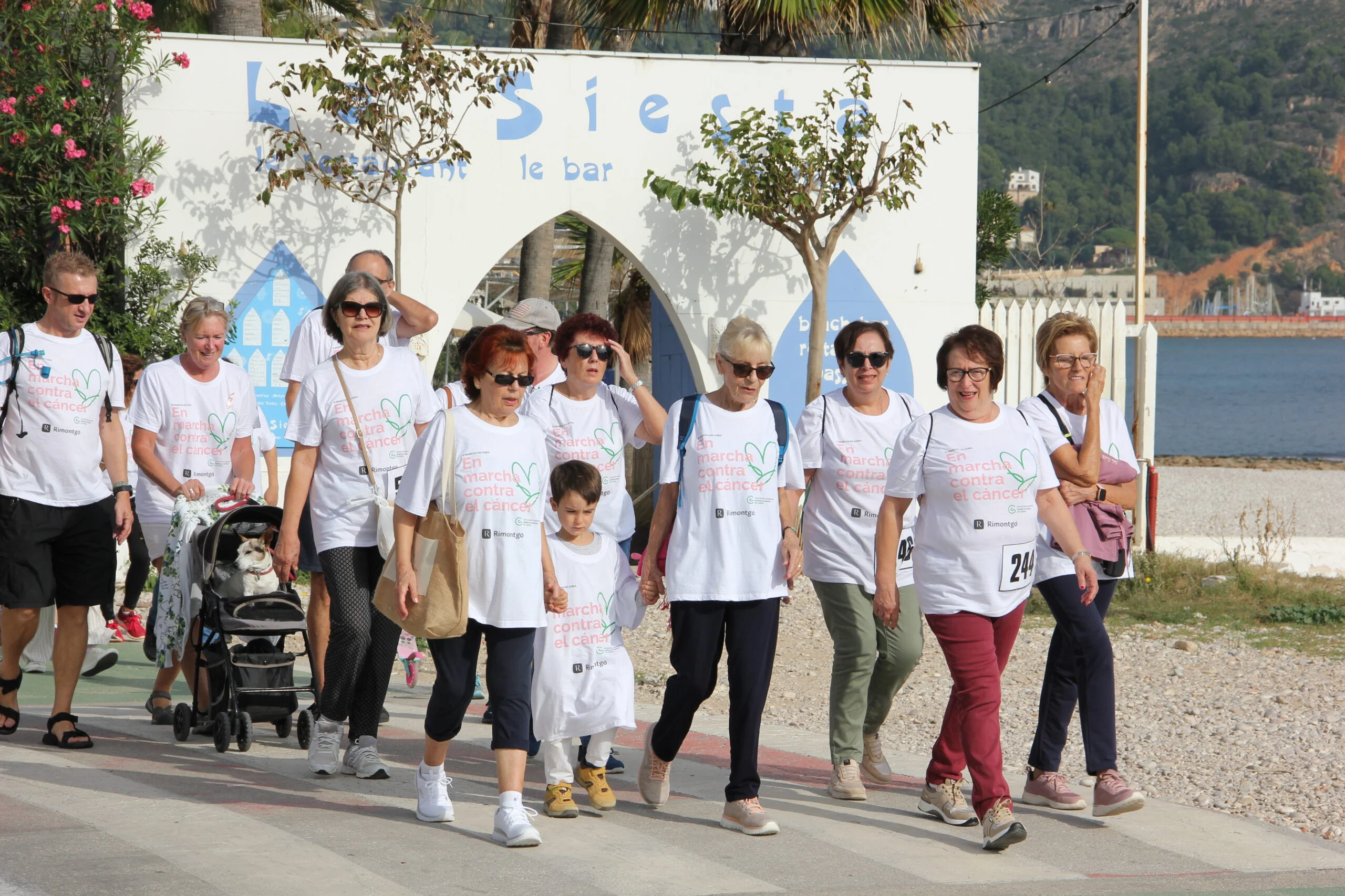 Multitudinaria Marcha contra el cáncer en Xàbia 2022 (30)