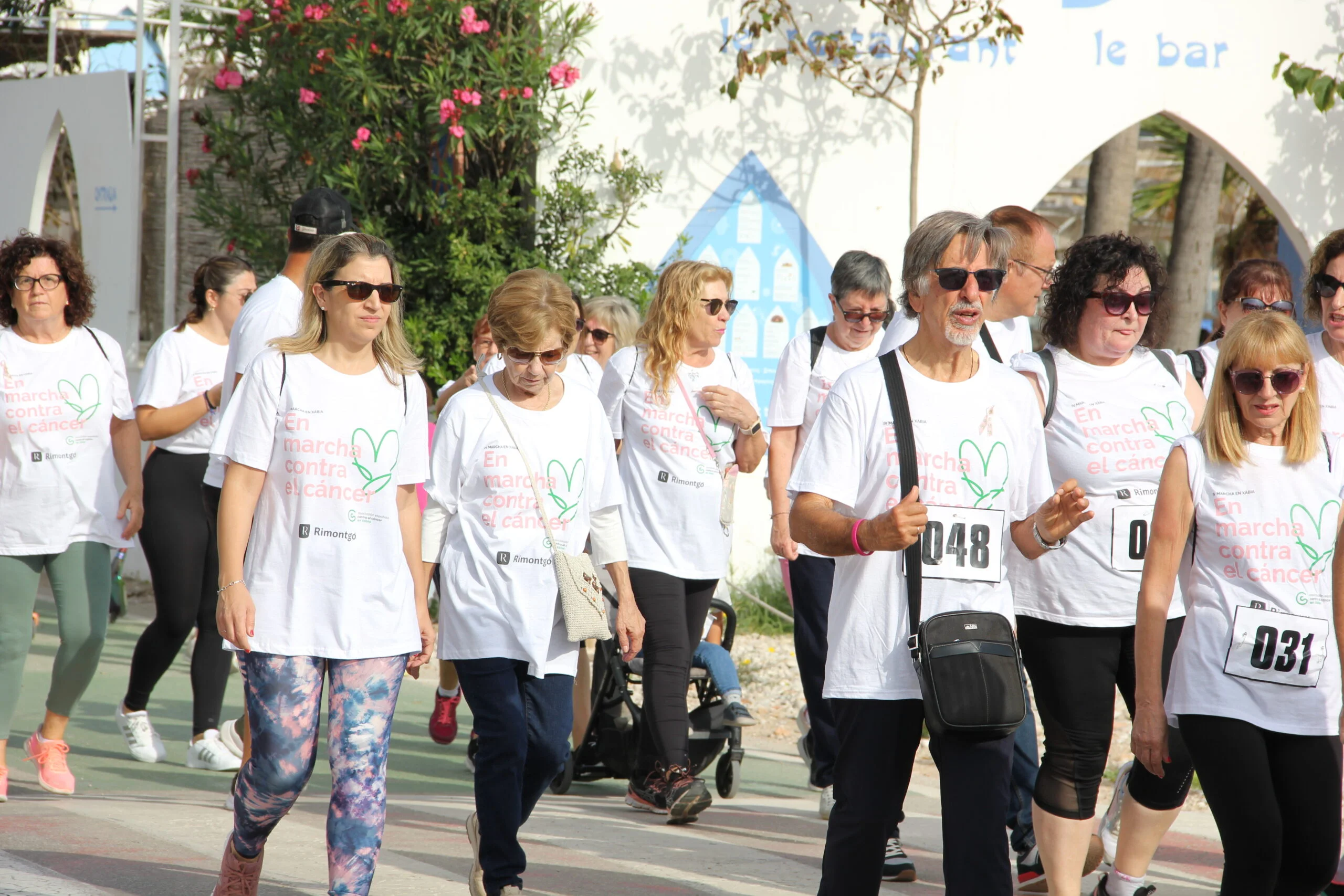 Multitudinaria Marcha contra el cáncer en Xàbia 2022 (31)