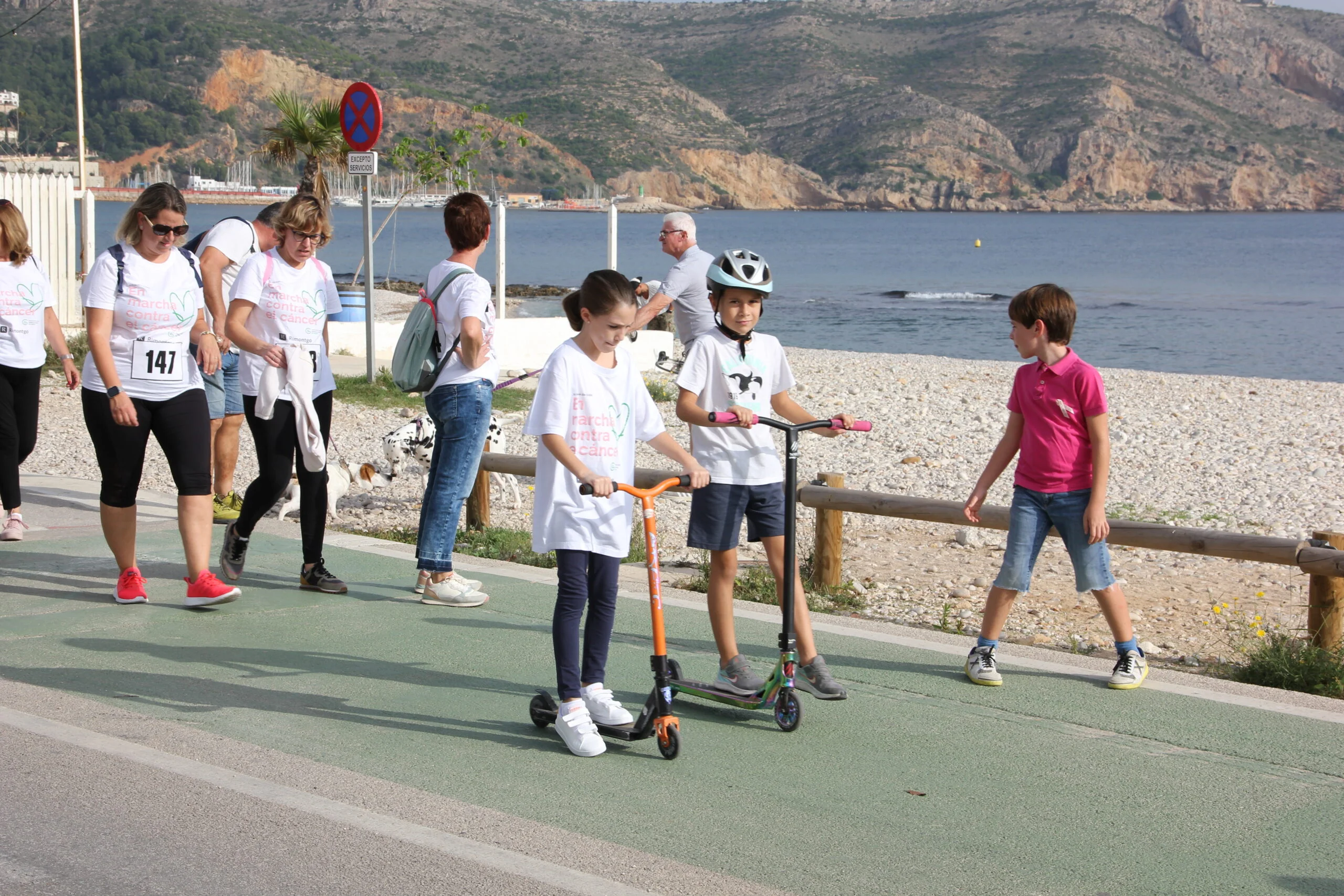 Multitudinaria Marcha contra el cáncer en Xàbia 2022 (33)