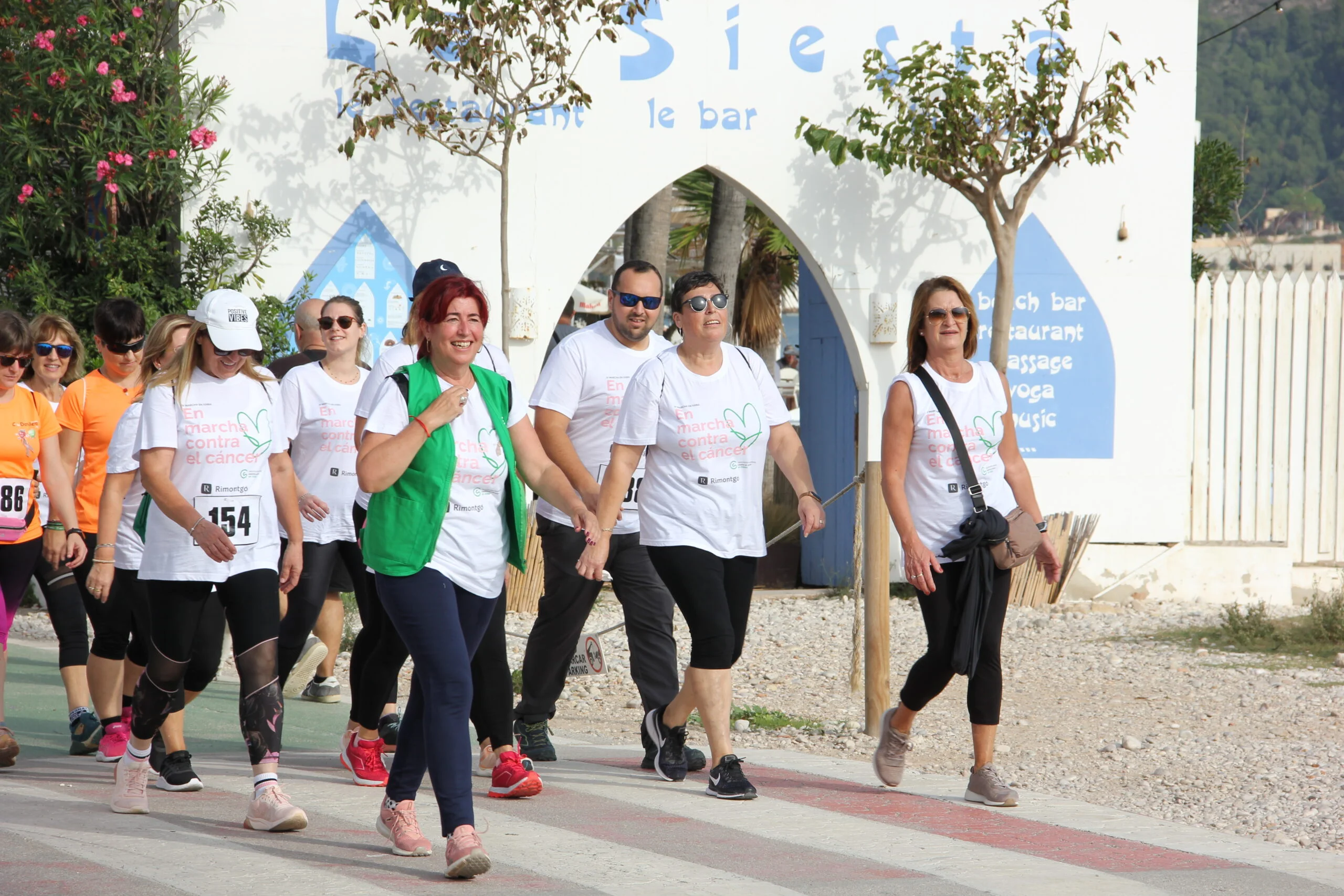 Multitudinaria Marcha contra el cáncer en Xàbia 2022 (5)