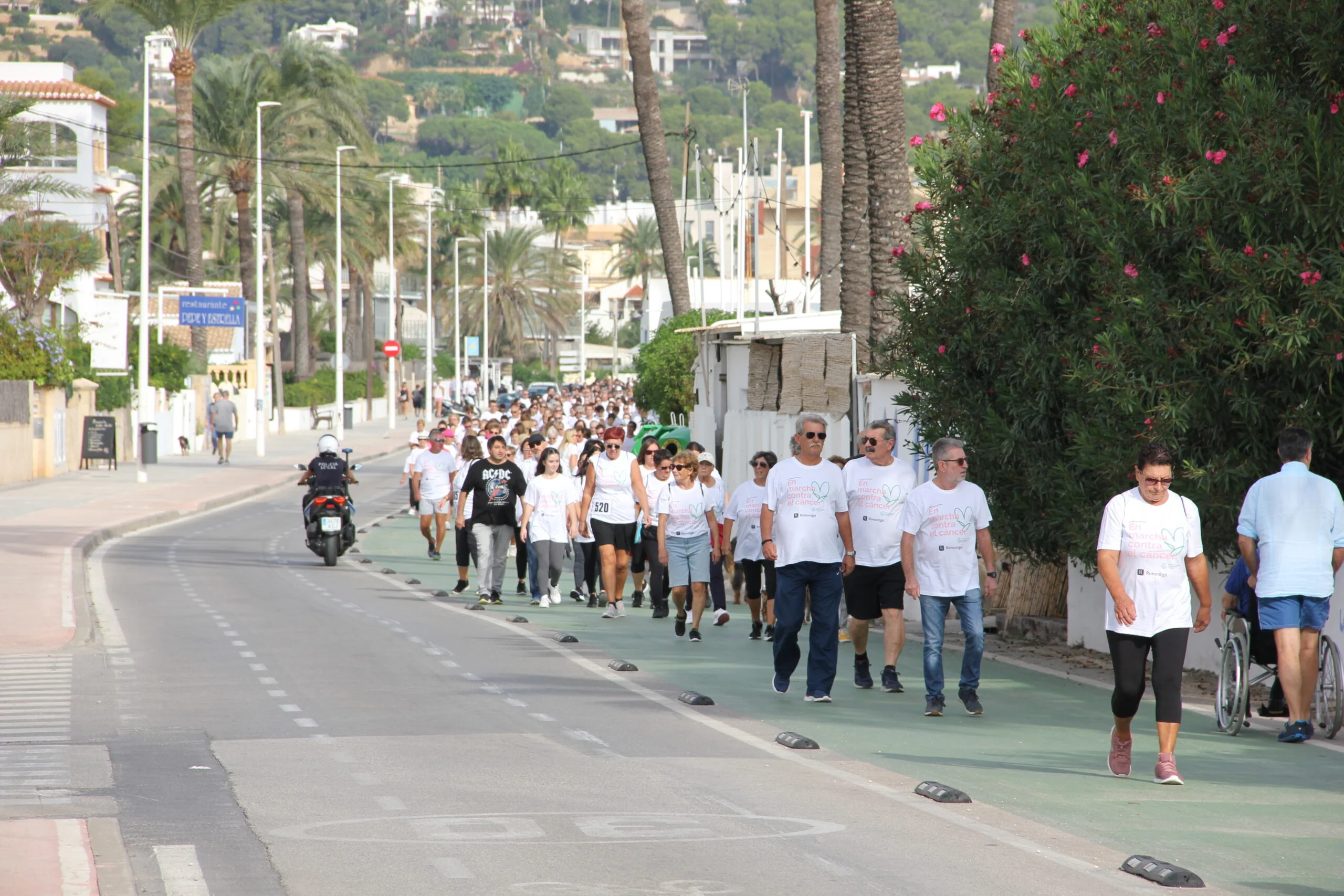 Multitudinaria Marcha contra el cáncer en Xàbia 2022 (9)