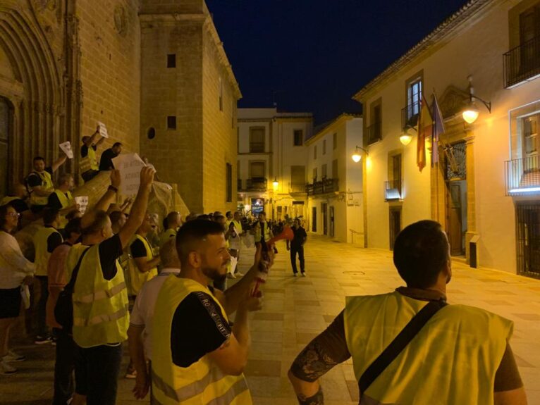 Agentes de Policía Local de Xàbia frente al Ayuntamiento