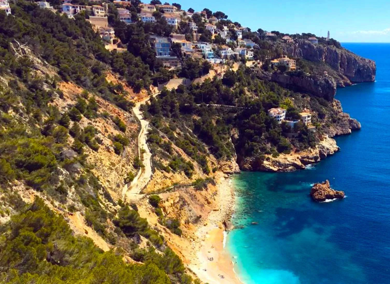 Chalets en el acantilado de Cala Ambolo