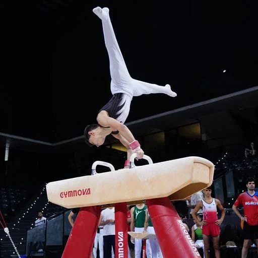 El joven gimnasta de Xàbia, Adrián Larrosa