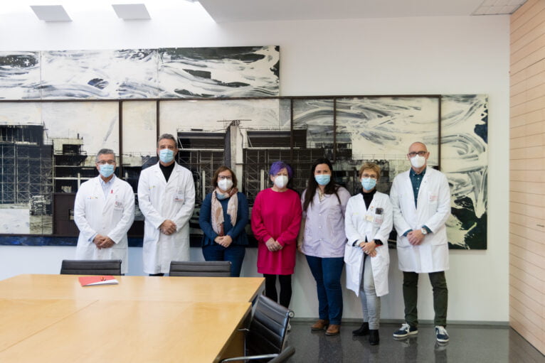 Equipo médico en el acto de entrega de la donación