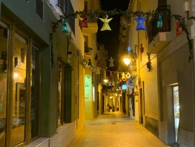 Imagen: La calle Tossal de Baix con adornos de Navidad