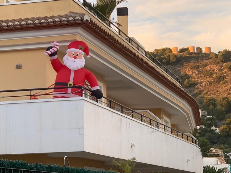 Un gran Papá Noel preside el balcón de una casa