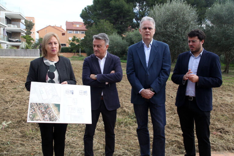 Visita del conseller a la parcela de la calle Génova para viviendas de alquiler social