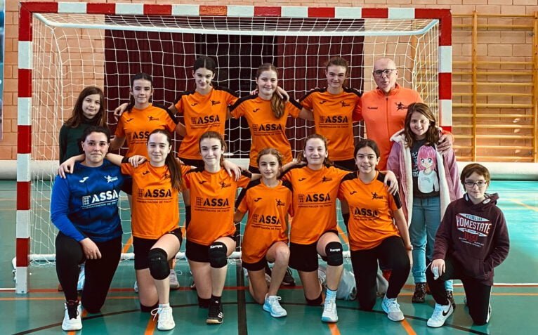 El Club de Handbol Xàbia tras el partido contra Petrer