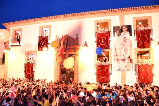 Imagen: Peñas y festeros llenan la plaza de la Iglesia en les Fogueres de Sant Joan