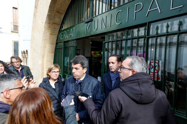 Carlos Mazón y Rosa Cardona atienden a los medios en el Mercat de Xàbia