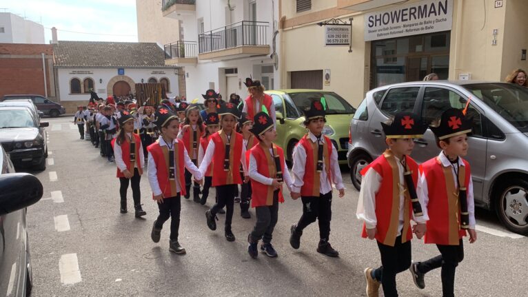 Alumnos disfrazados en el Carnaval del CEIP Trenc d'Alba