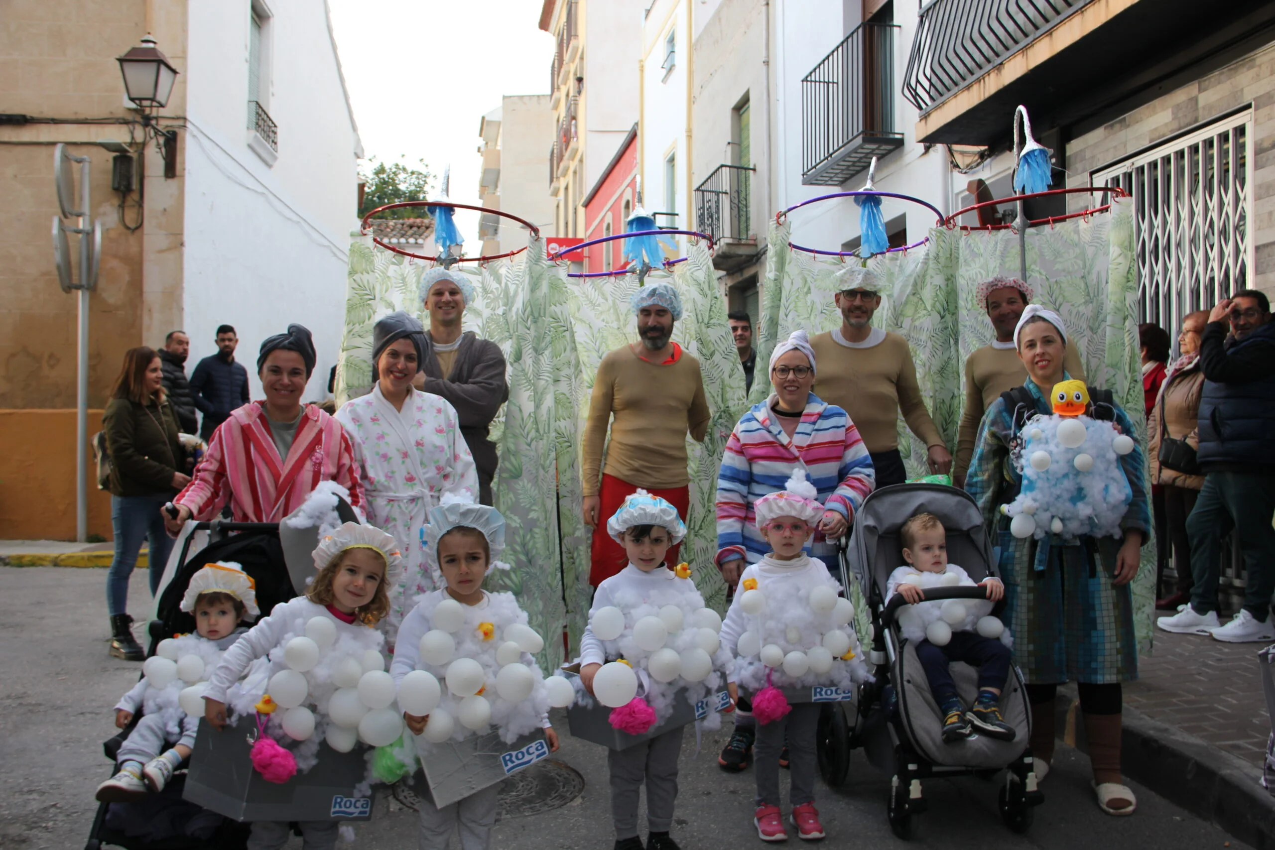 Grupo de amigos en el desfile de carnaval infantil