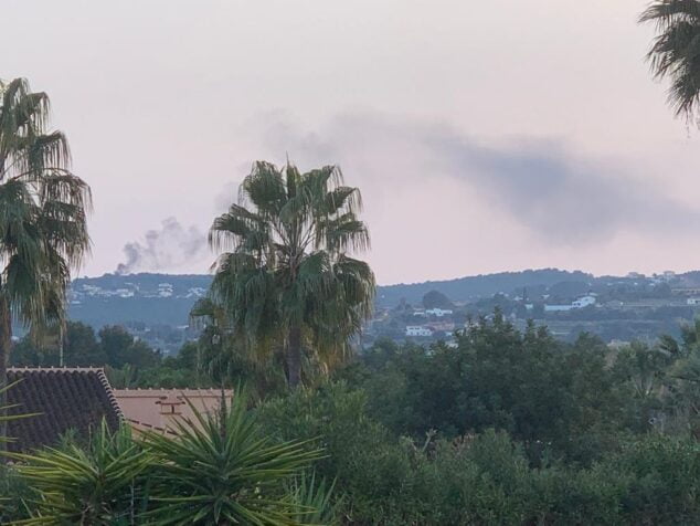 Imagen: Humo producido por el incendio en una parcela de Xàbia