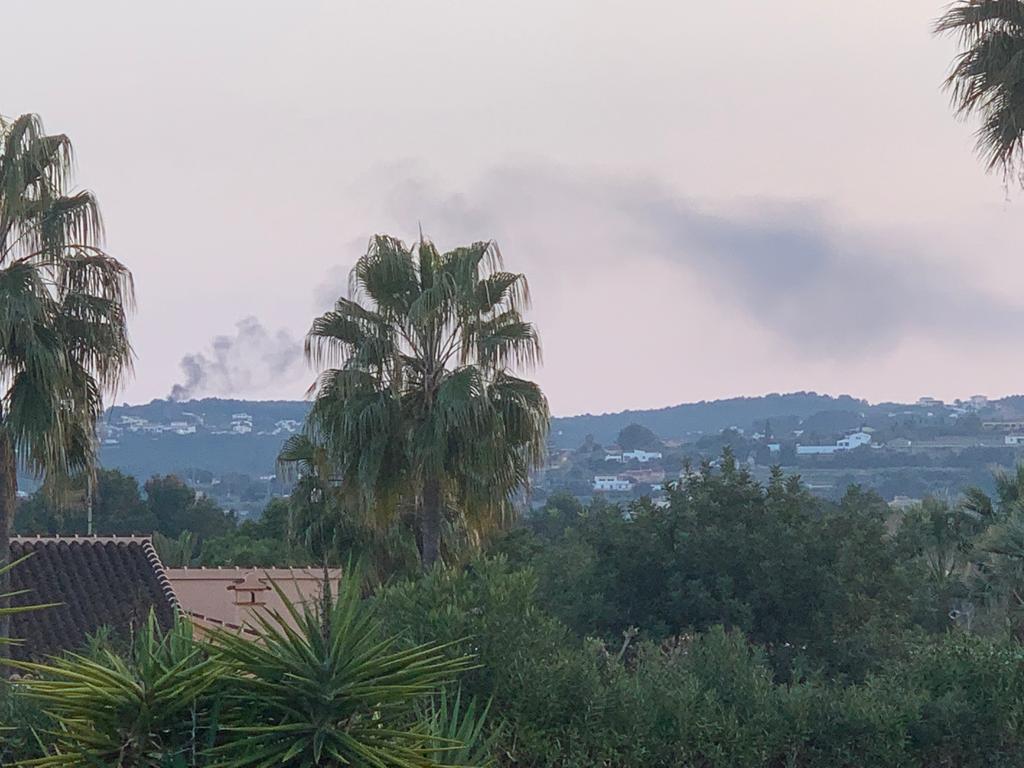 Humo producido por el incendio en una parcela de Xàbia