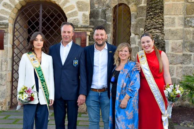 Imagen: Abanderadas y Capitanes 2023 junto al presidente de la Junta de Festes