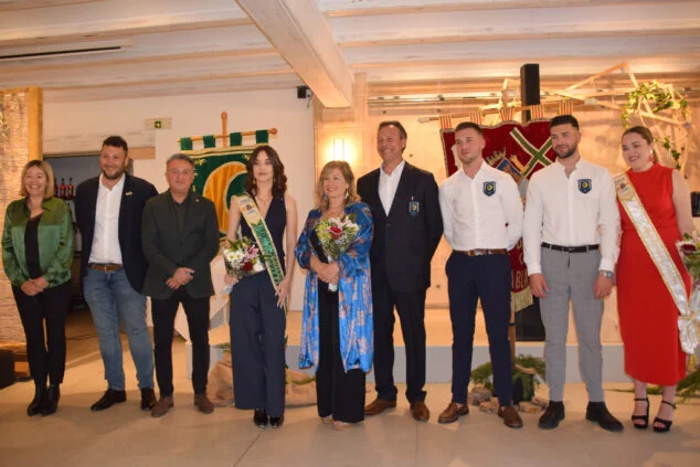 Imagen: Abanderadas y Capitanes 2023 junto al presidente de la Junta de Festes y autoridades municipales