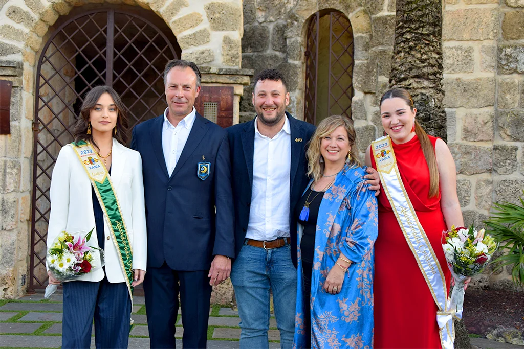 Abanderadas y Capitanes 2023 junto al presidente de la Junta de Festes