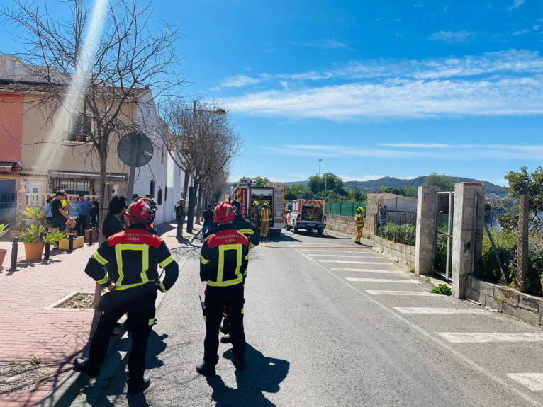 Autoridades durante las labores de extinción - Protecció Civil Xàbia