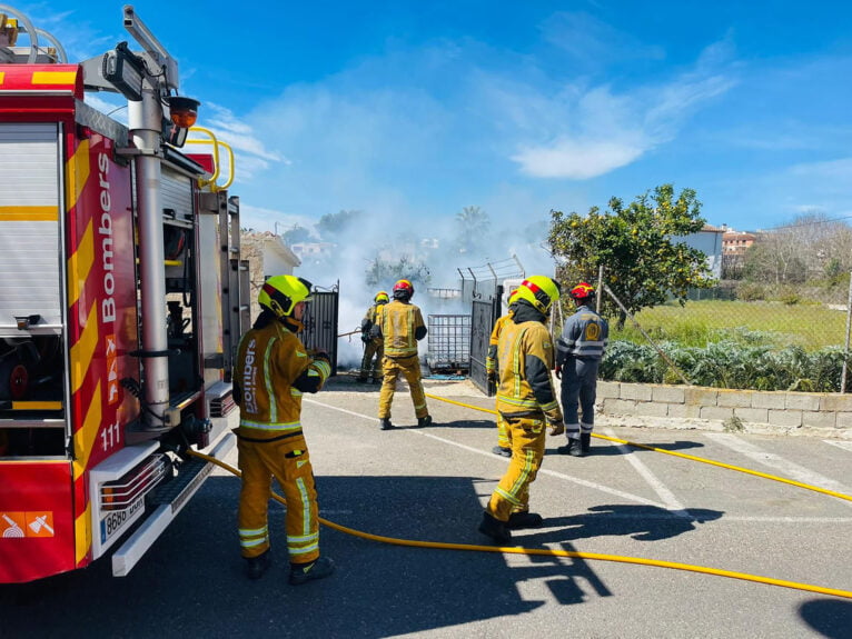 Bomberos extinguiendo el incedio - Protecció Civil Xàbia