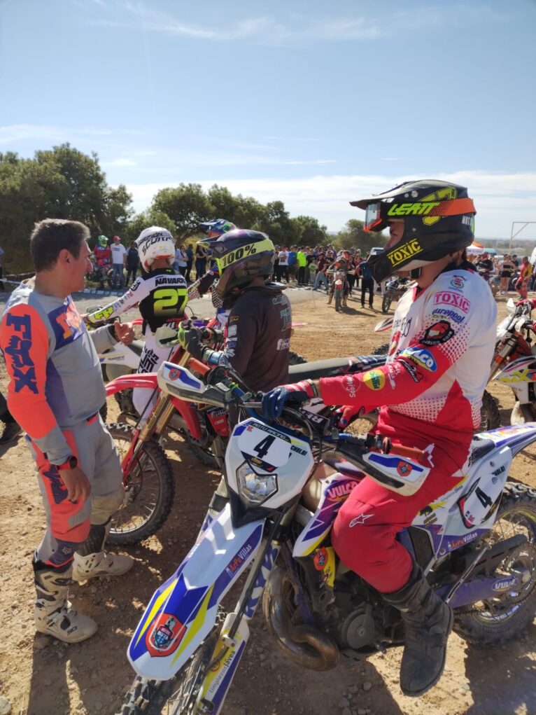 Cristóbal Cholbi junto a la moto