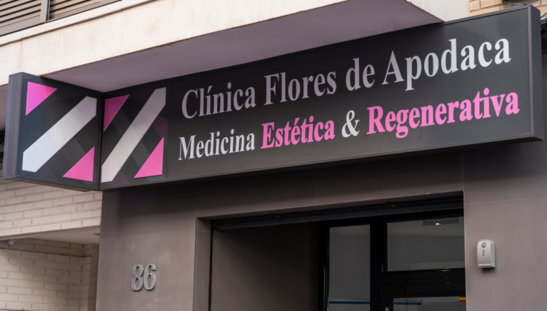 Entrada principal de la Clínica Doctora Flores de Apodaca