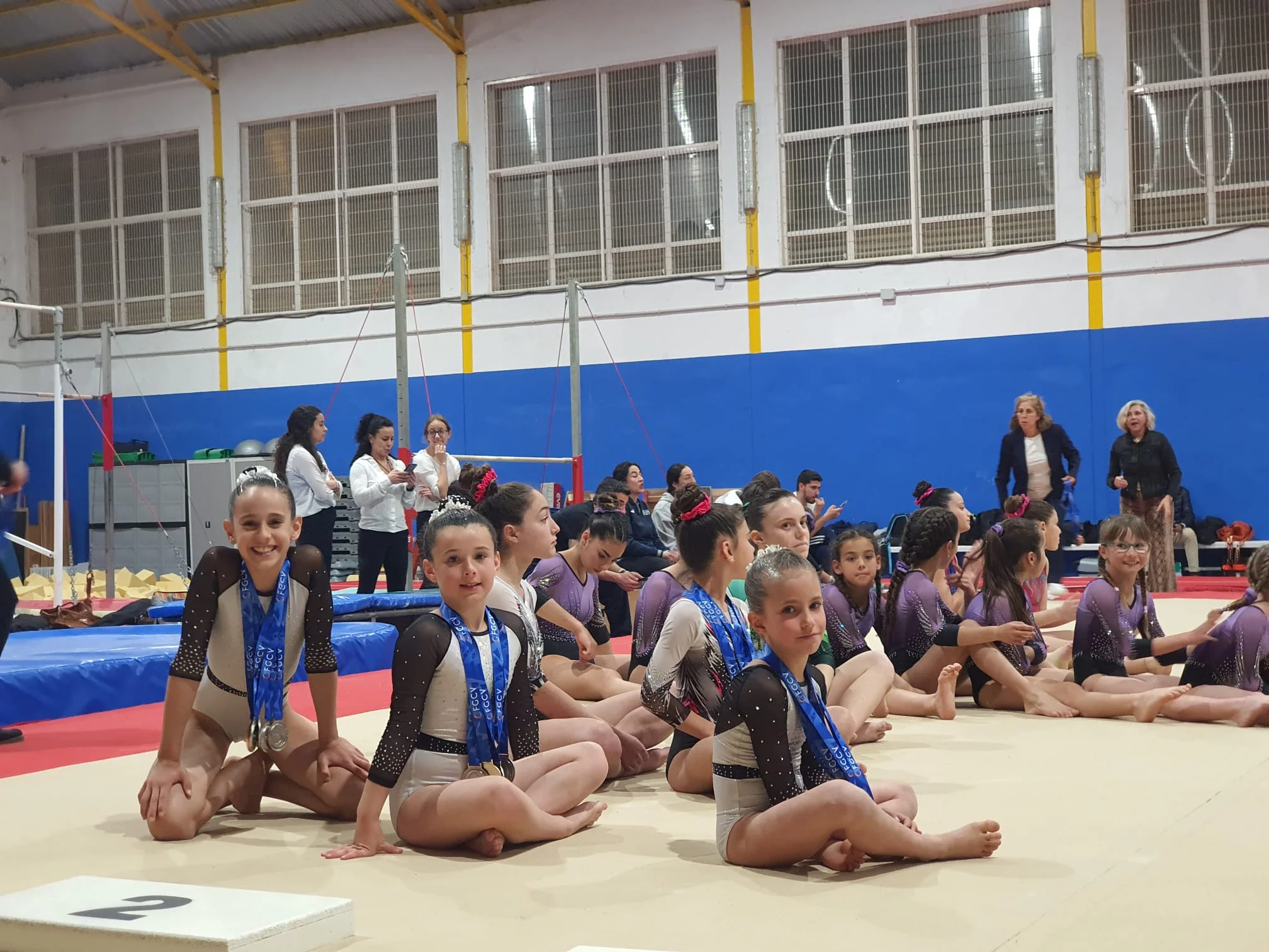 Gimnastas del CD Montgó con las medallas