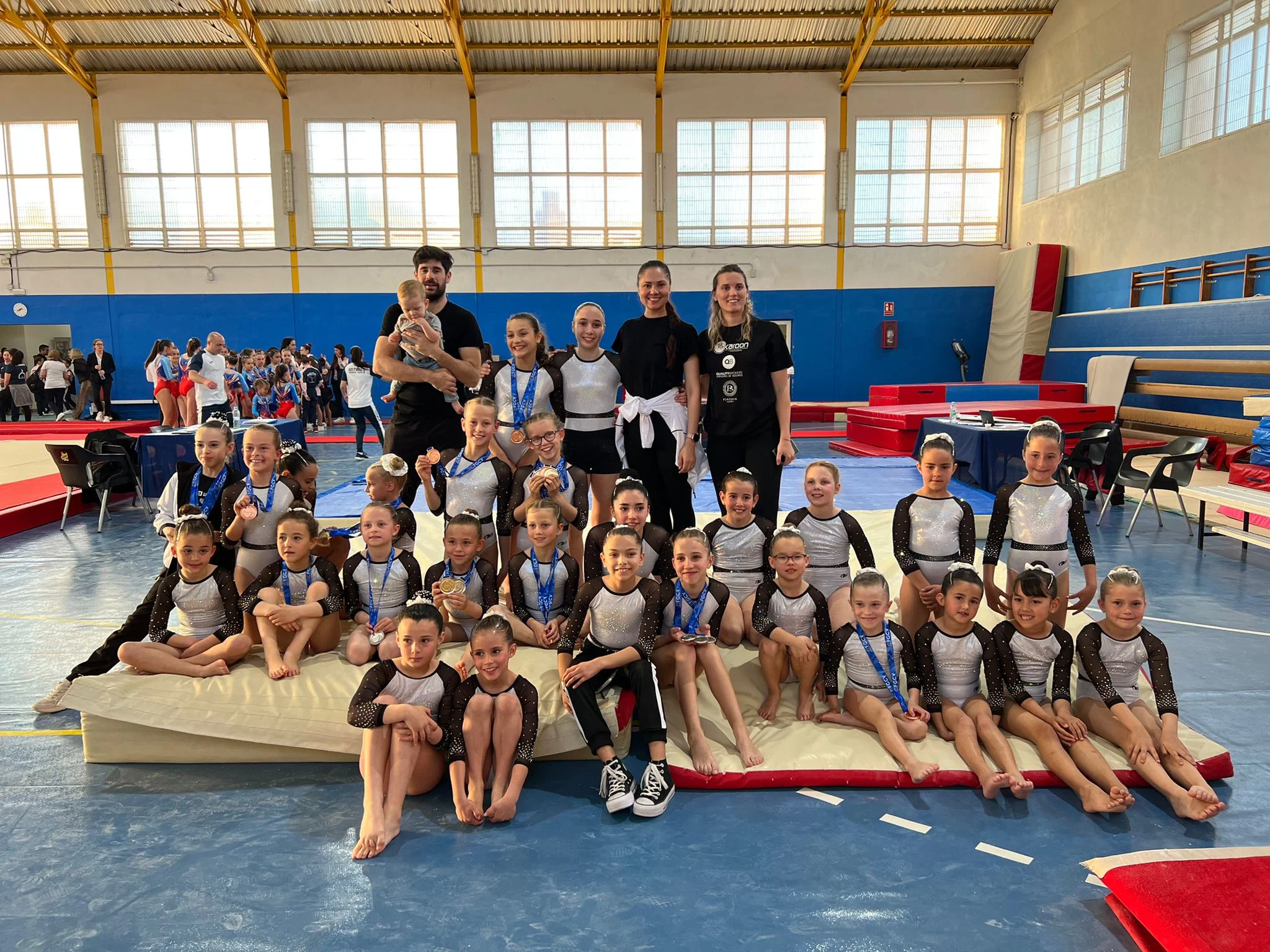 Gimnastas del CD Montgó con sus medallas