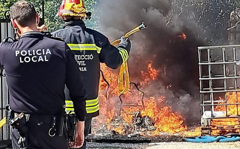 Las llamas entre el humo negro provocado por el incendio del coche - Protecció Civil Xàbia