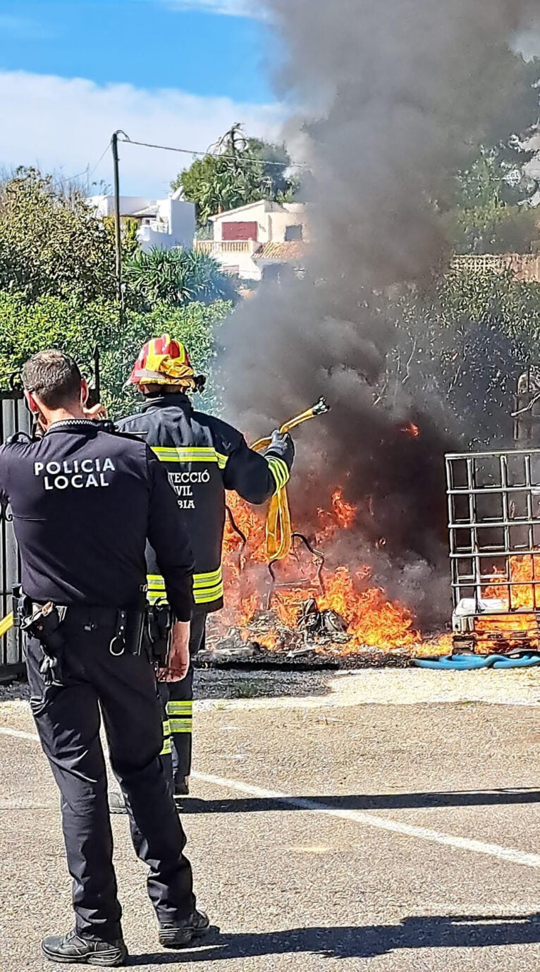 Las llamas entre el humo negro provocado por el incendio del vehículo - Protecció Civil Xàbia